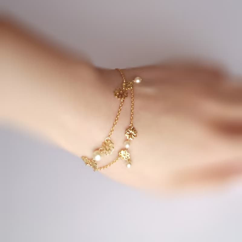 ブレスレット　仕草、伝え語る