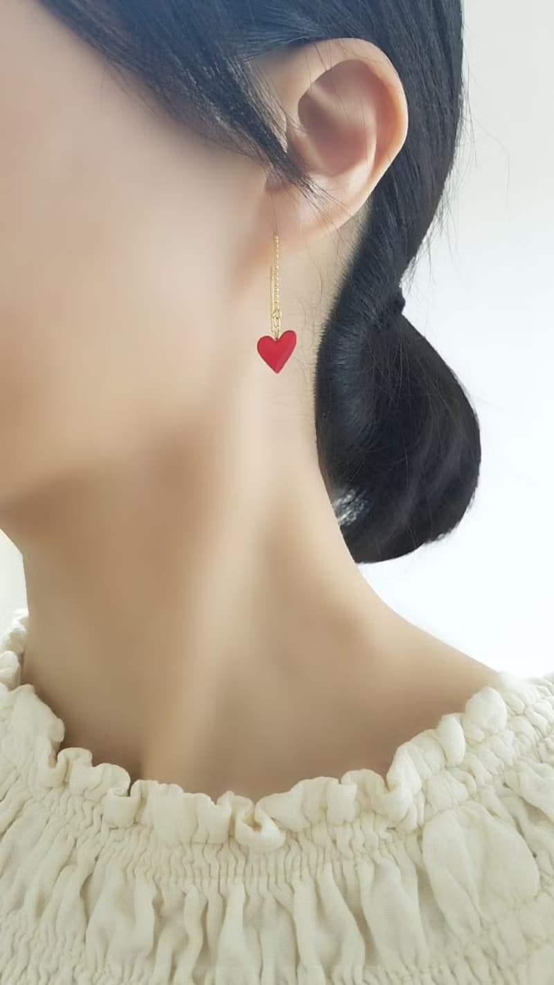 小さなハートのピアス or イヤリング・レッド