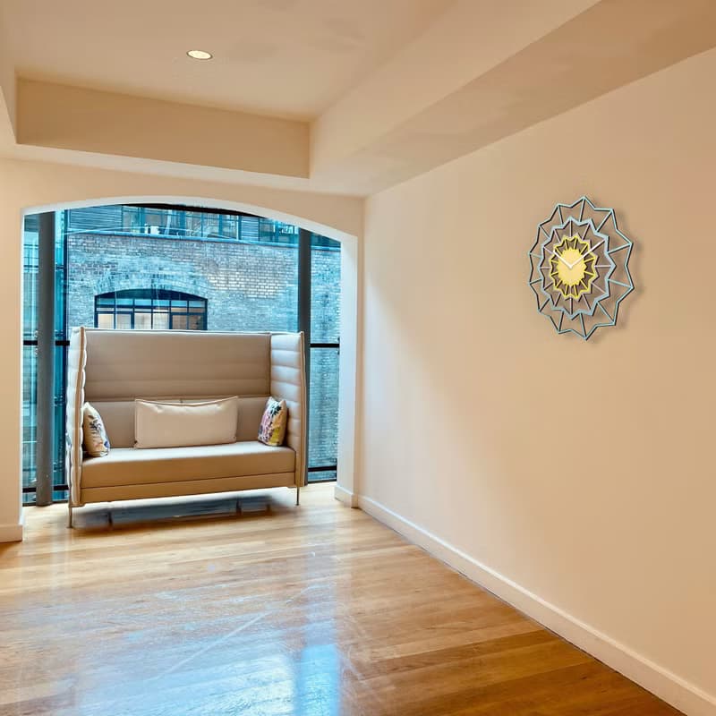 Chevron Nordic - 藍色和黃色色調的幾何掛鐘