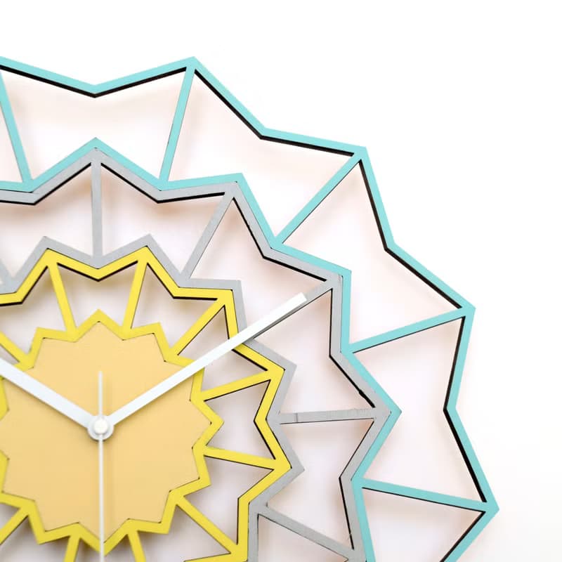 Chevron Nordic - 藍色和黃色色調的幾何掛鐘