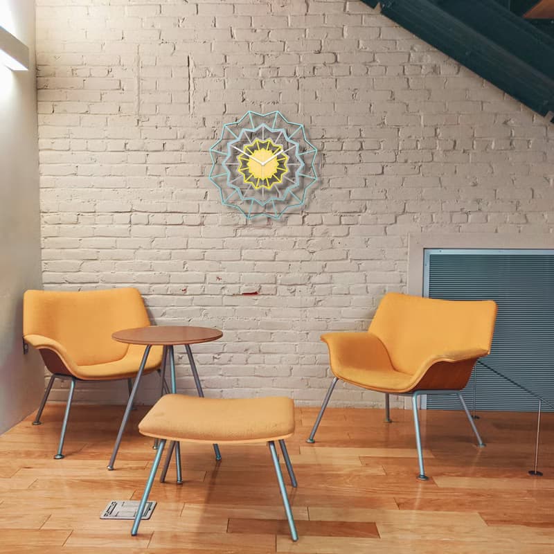 Chevron Nordic - 藍色和黃色色調的幾何掛鐘