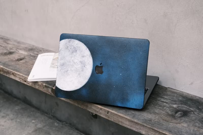 手噴藍極光月球 MacBook Case