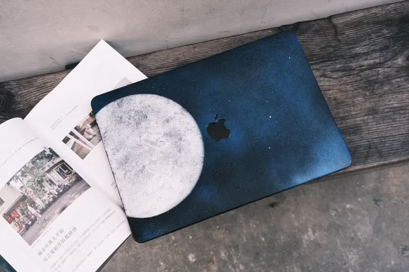 手噴藍極光月球 MacBook Case