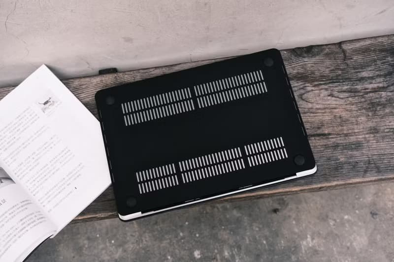 手噴藍極光月球 MacBook Case