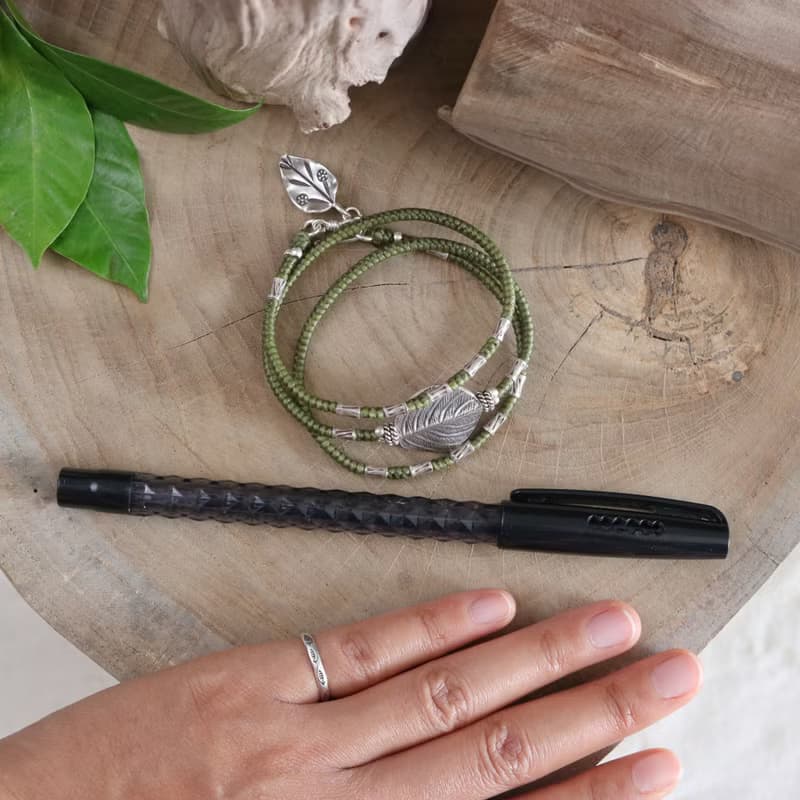 三圈手工編織蠟線手鍊搭配葉珠和吊飾泰銀 手作泰國飾品 葉子手鍊