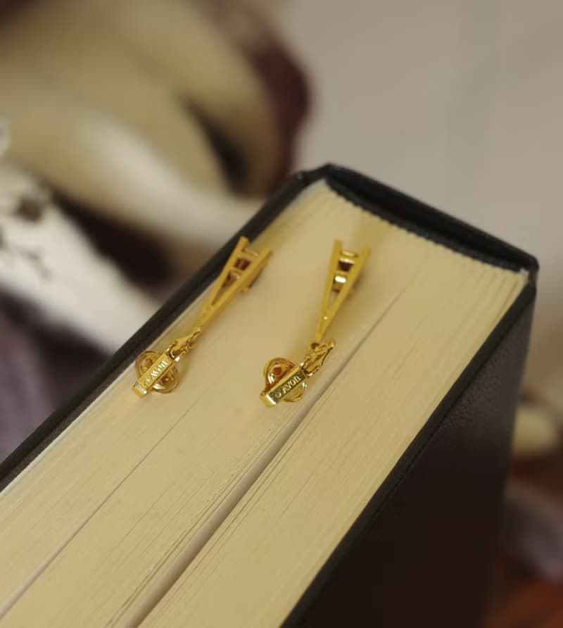 古董 Vintage 金色垂墜萊茵石字母鐵塔夾式耳環 Avon 1970 C681