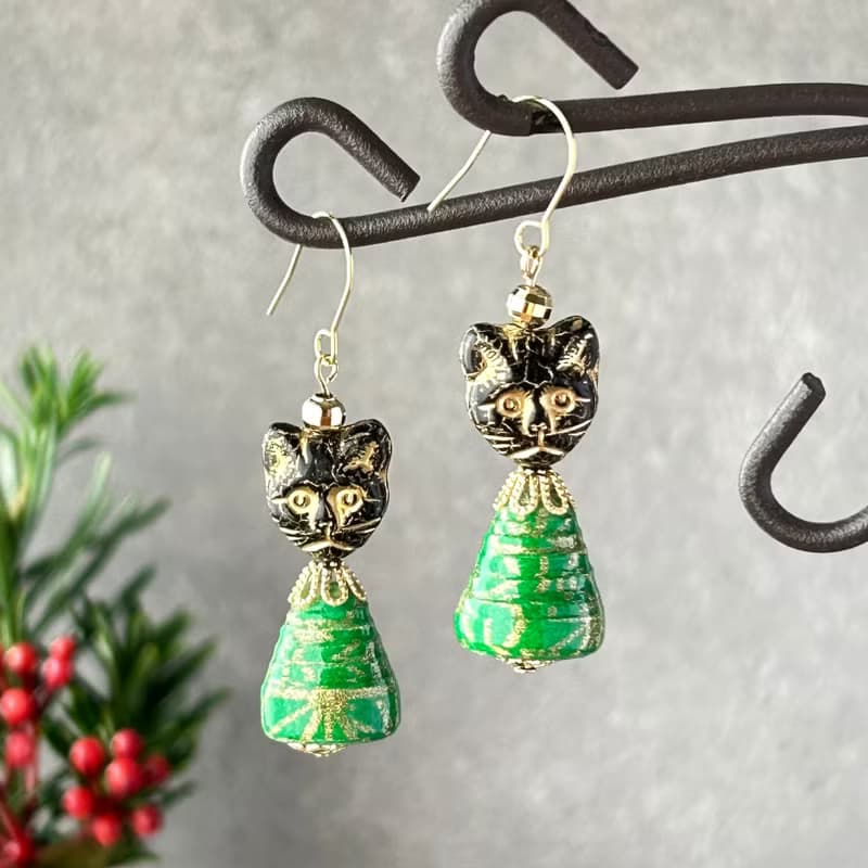 福々猫ピアス　緑　イヤリング　紙珠　ペーパービーズ　paperbeads サージカルステンレス　チェコビーズ　個性的　軽い日本