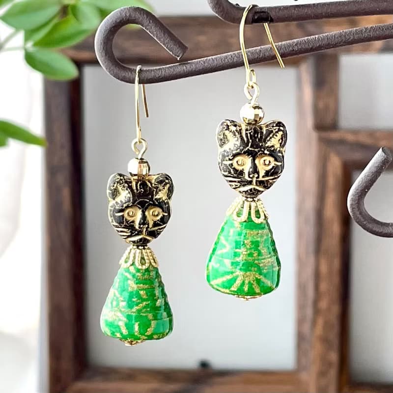 福々猫ピアス　緑　イヤリング　紙珠　ペーパービーズ　paperbeads サージカルステンレス　チェコビーズ　個性的　軽い日本