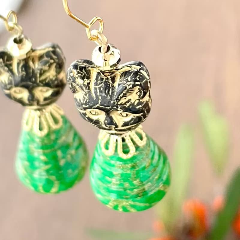 福々猫ピアス　緑　イヤリング　紙珠　ペーパービーズ　paperbeads サージカルステンレス　チェコビーズ　個性的　軽い日本