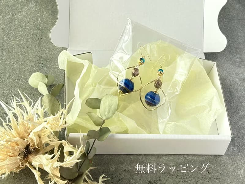 福々猫ピアス　緑　イヤリング　紙珠　ペーパービーズ　paperbeads サージカルステンレス　チェコビーズ　個性的　軽い日本