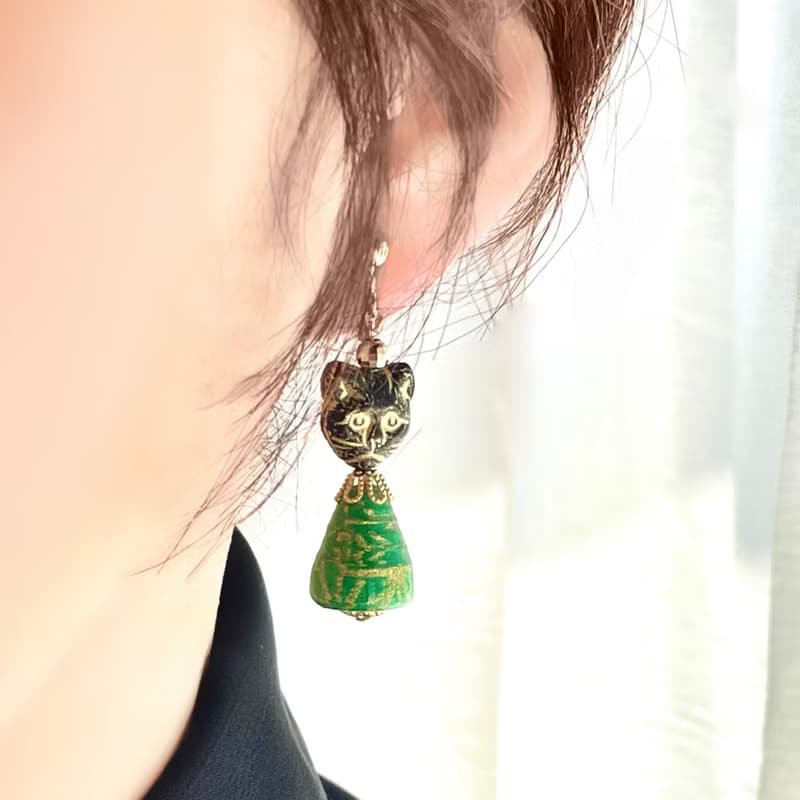 福々猫ピアス　緑　イヤリング　紙珠　ペーパービーズ　paperbeads サージカルステンレス　チェコビーズ　個性的　軽い日本