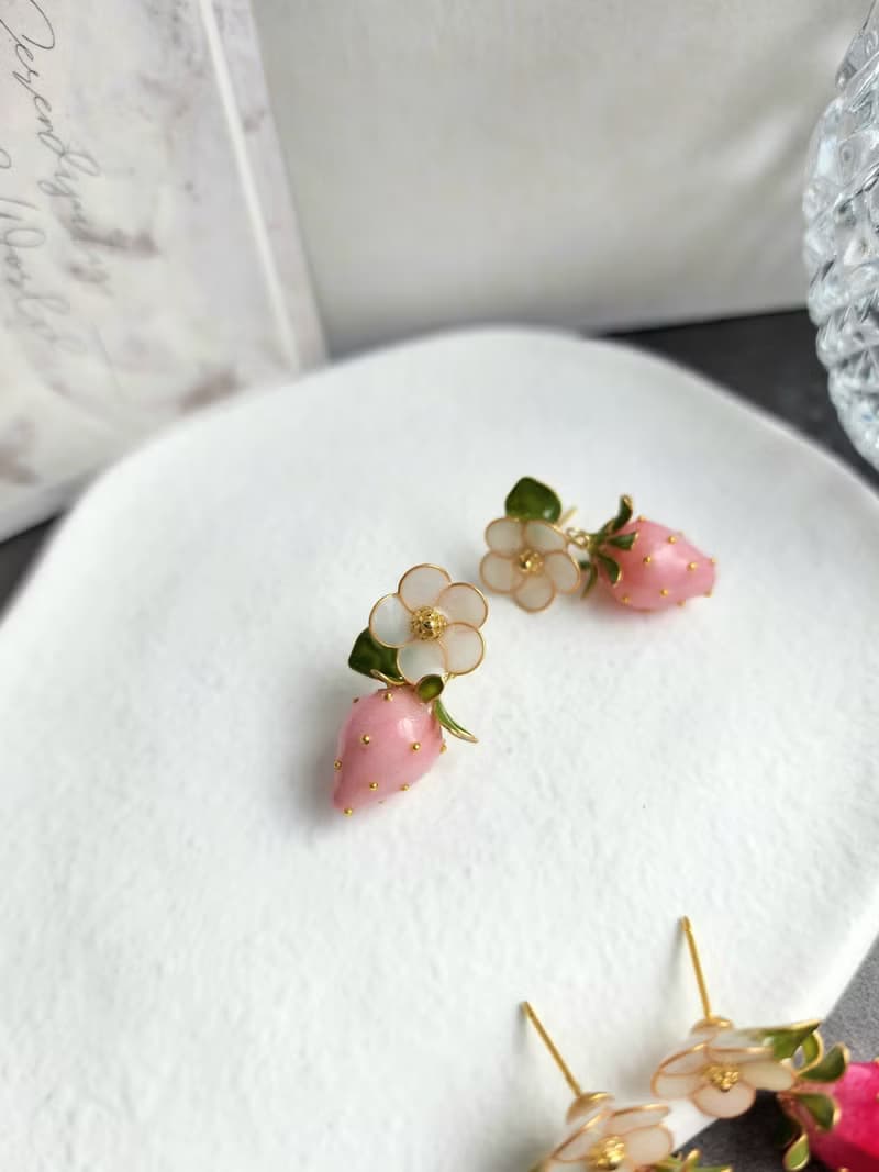 淡雪 • 草莓 s- 手工樹脂耳環 禮物