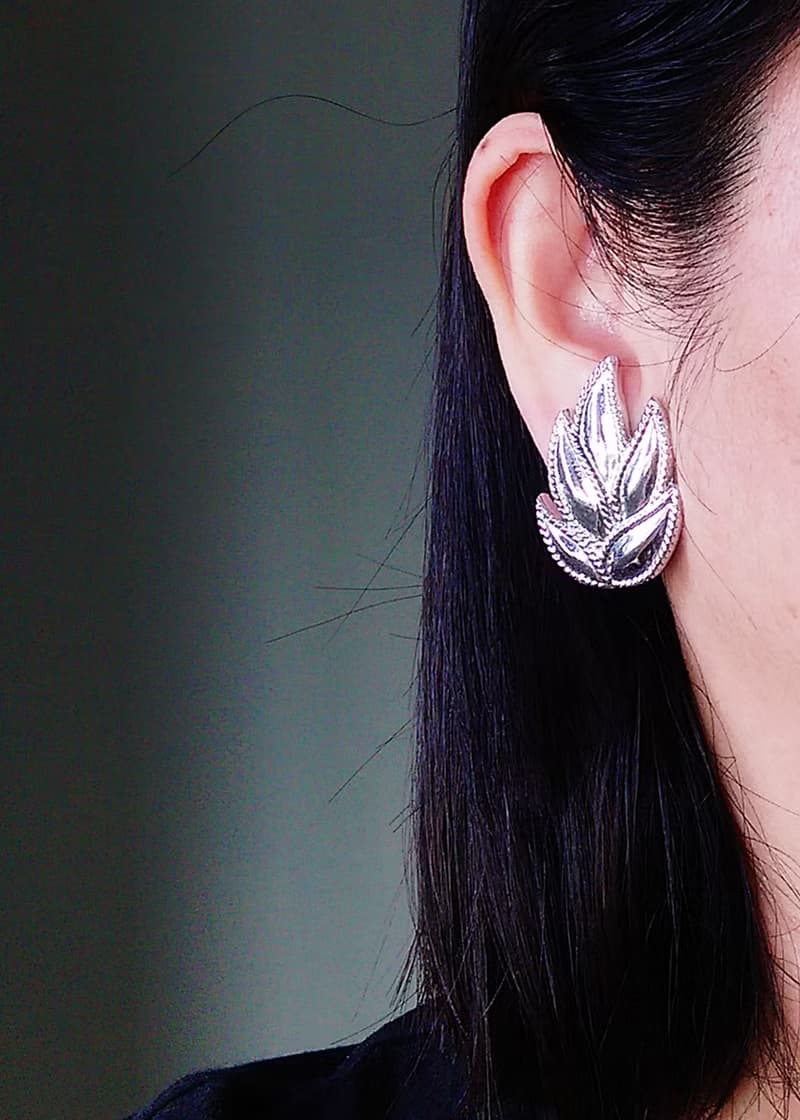 vintage jewelry  Monet 古董亮銀葉形夾式耳環