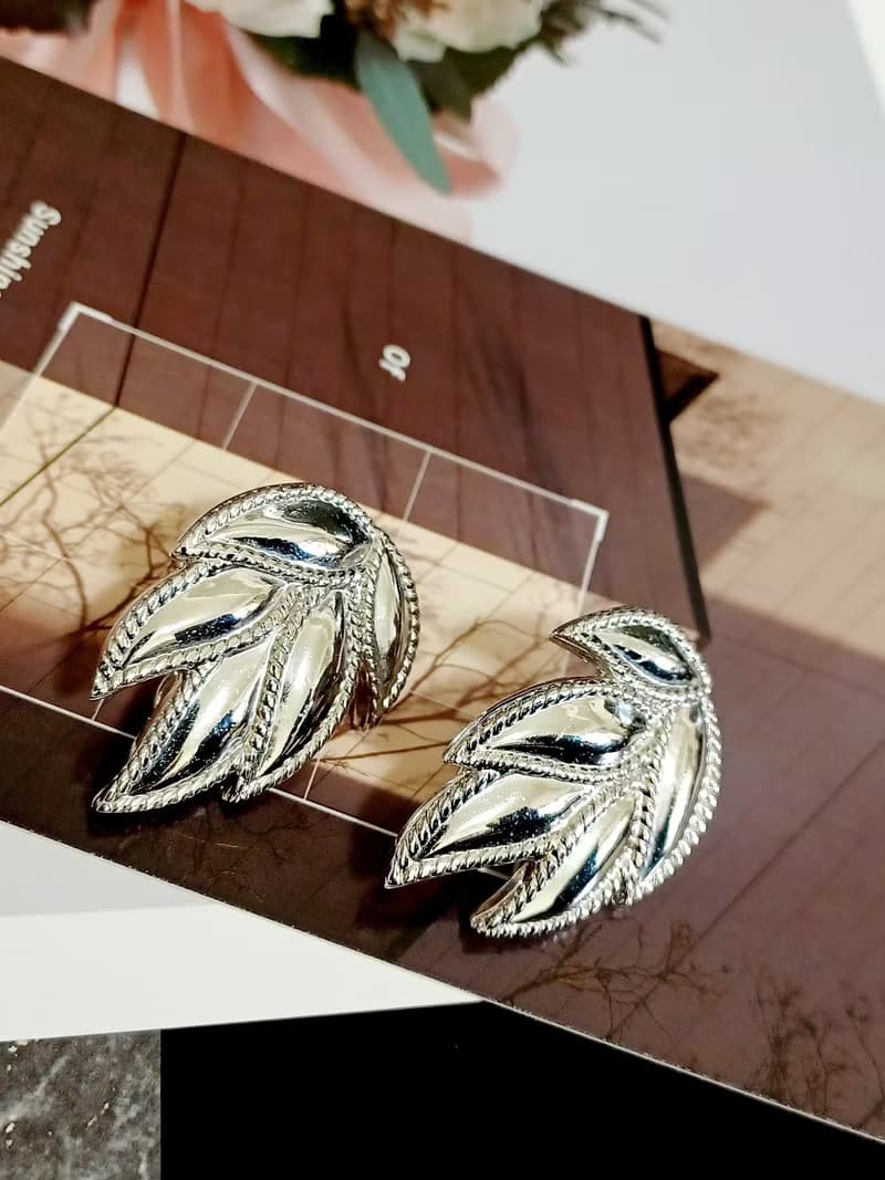 vintage jewelry  Monet 古董亮銀葉形夾式耳環