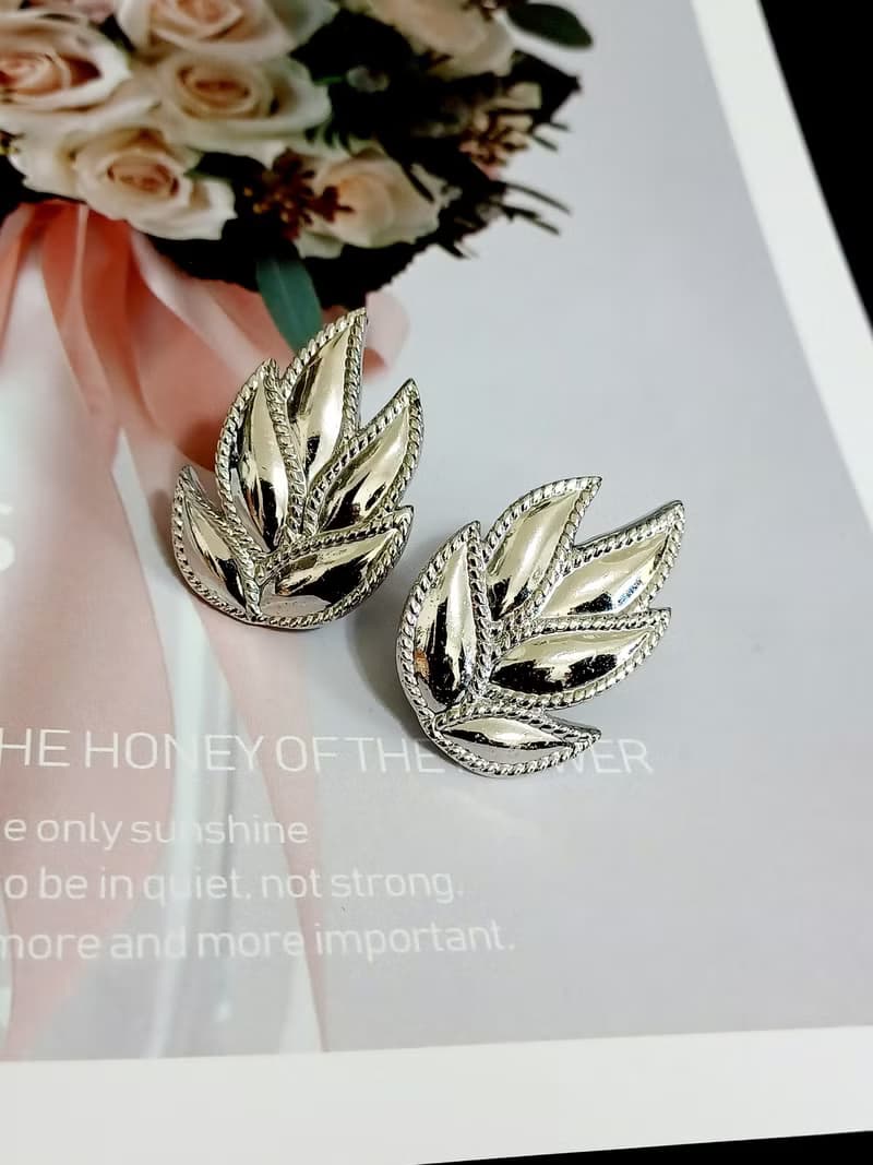 vintage jewelry  Monet 古董亮銀葉形夾式耳環