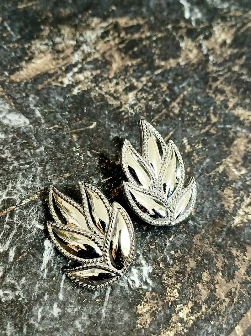 vintage jewelry  Monet 古董亮銀葉形夾式耳環
