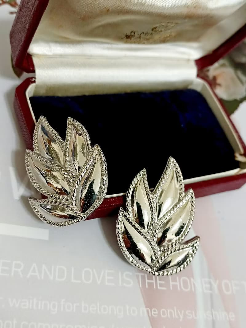 vintage jewelry  Monet 古董亮銀葉形夾式耳環