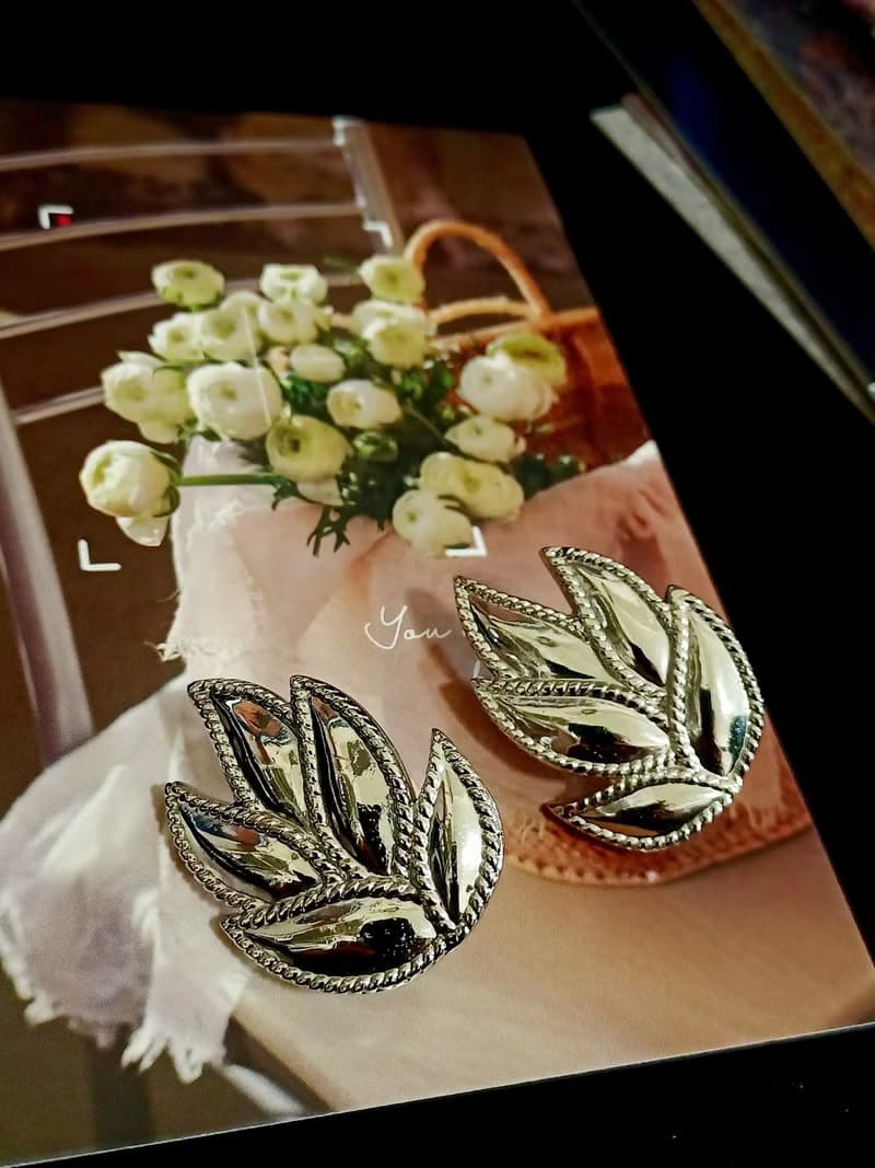 vintage jewelry  Monet 古董亮銀葉形夾式耳環