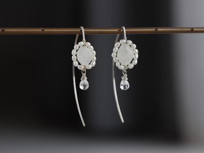 SV935(Argentium)- rainbow moon stone classic pierced earrings