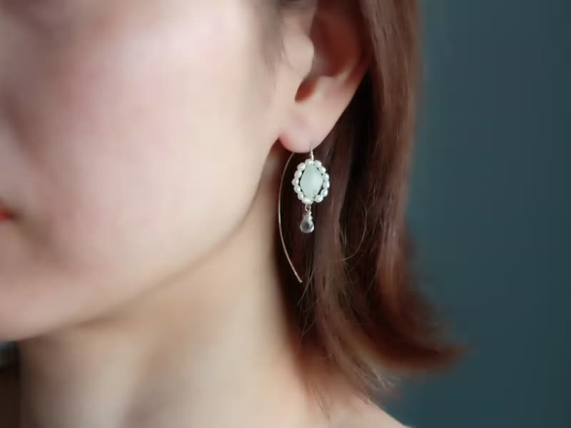 SV935(Argentium)- rainbow moon stone classic pierced earrings
