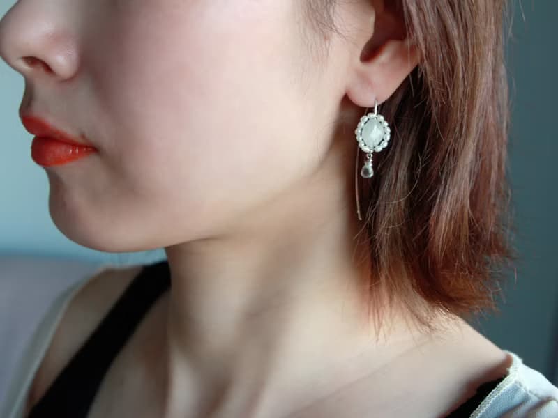 SV935(Argentium)- rainbow moon stone classic pierced earrings
