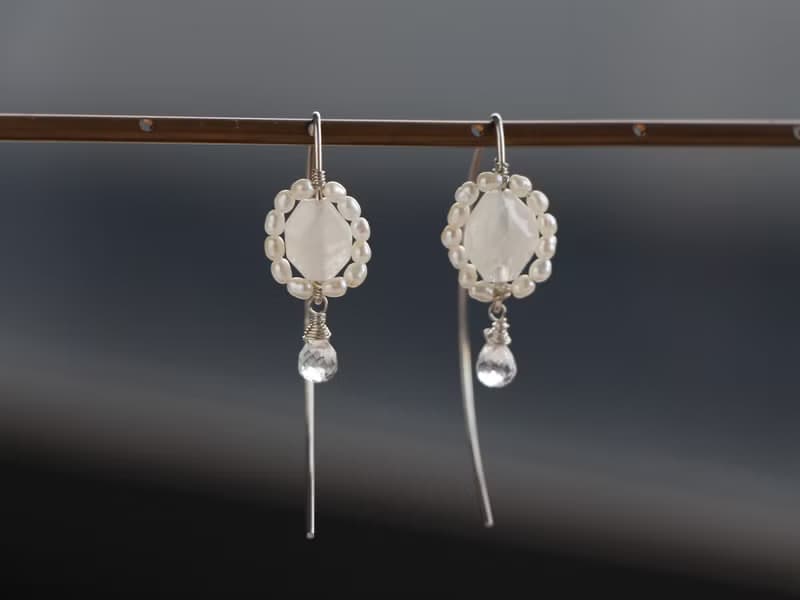 SV935(Argentium)- rainbow moon stone classic pierced earrings