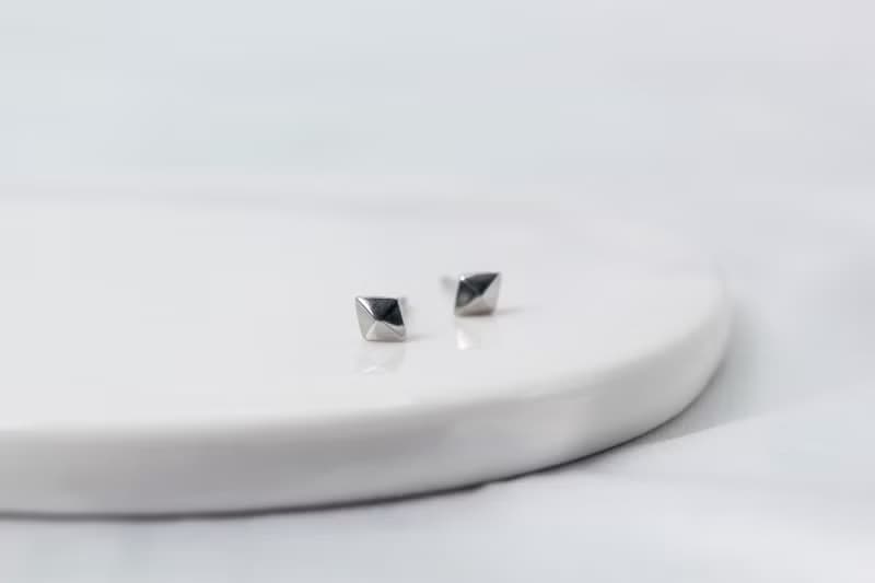 【SWS飾品】立體菱形 醫療鋼耳環 一般細針 抗過敏