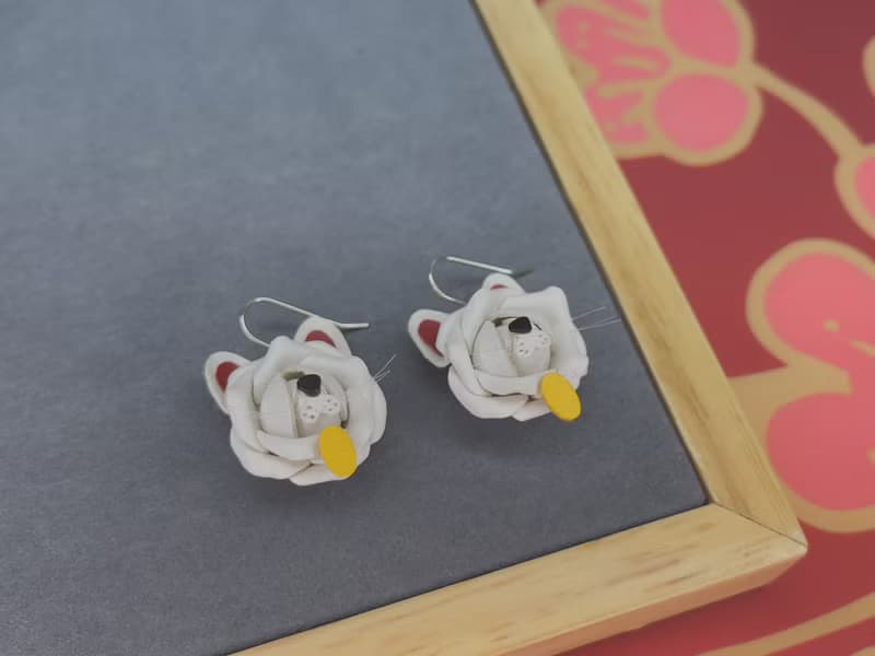 【招財貓】皮革小玫瑰耳環│耳勾│鍍銀耳夾