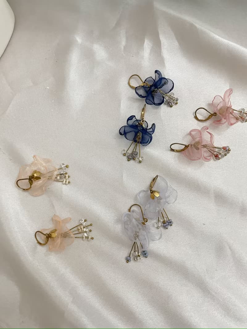 手作刺繡//垂枝茉莉耳環//可改夾式