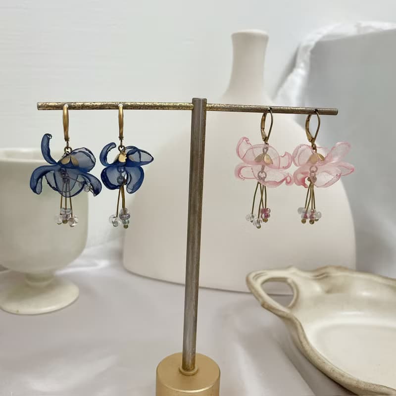 手作刺繡//垂枝茉莉耳環//可改夾式
