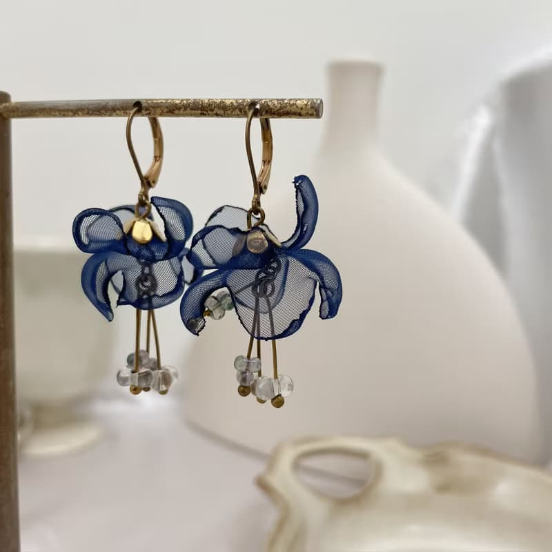 手作刺繡//垂枝茉莉耳環//可改夾式