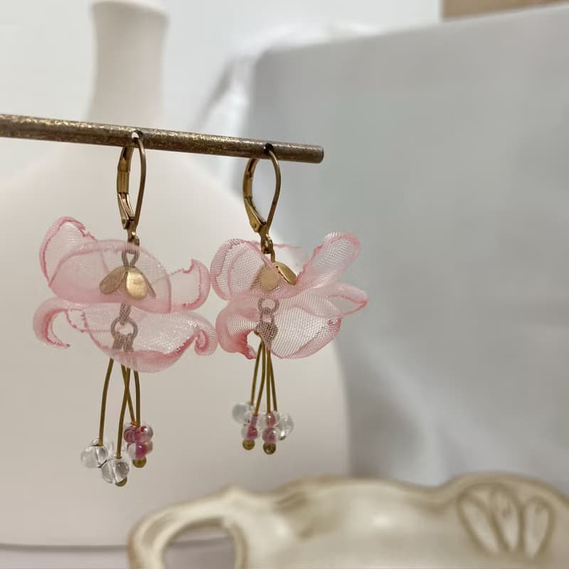 手作刺繡//垂枝茉莉耳環//可改夾式