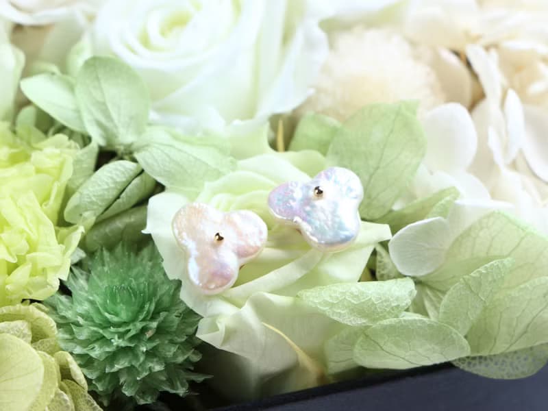 14kgf- 3 petals pearl pierced earrings /can change to clip-on