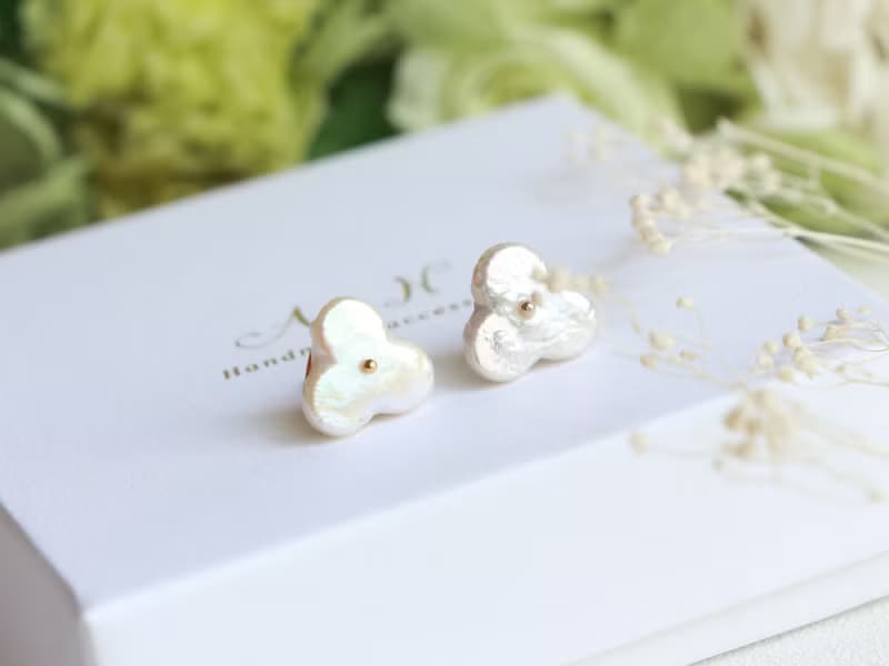 14kgf- 3 petals pearl pierced earrings /can change to clip-on