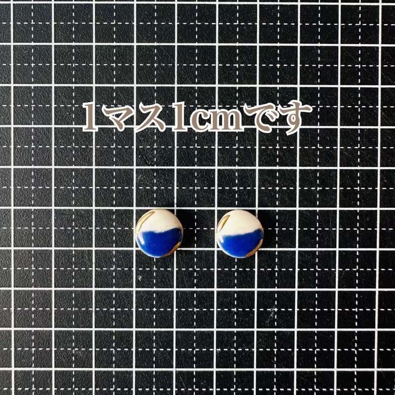 【再販】コロンと 可愛い 金継ぎ ピアス イヤリング ノンホールピアス 陶器 瑠璃 ブルー 青 金 ゴールド 白 ホワイト 陶磁器 シンプル やきもの ギフト