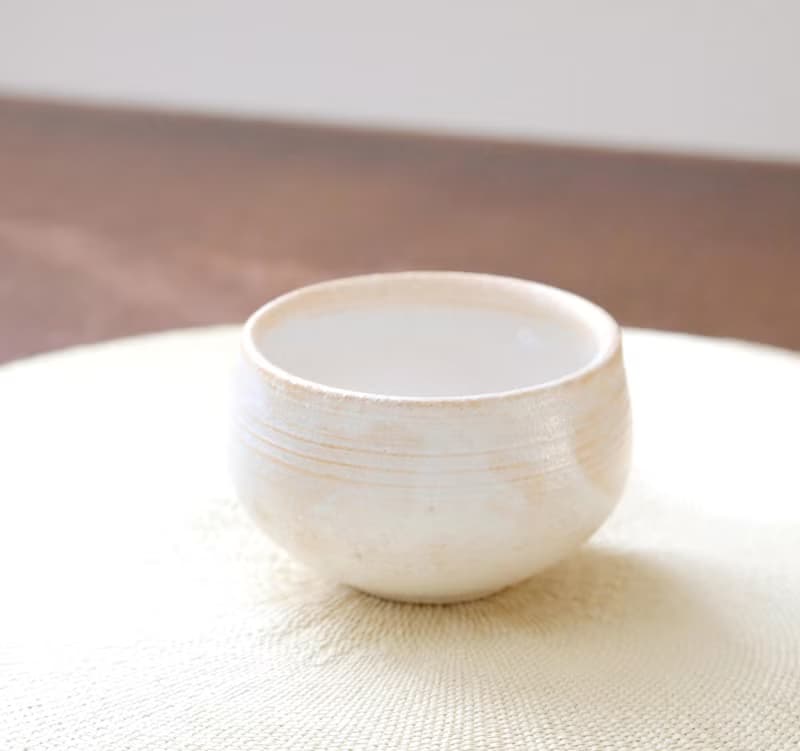 白陶土とチタンマット釉のお湯のみ