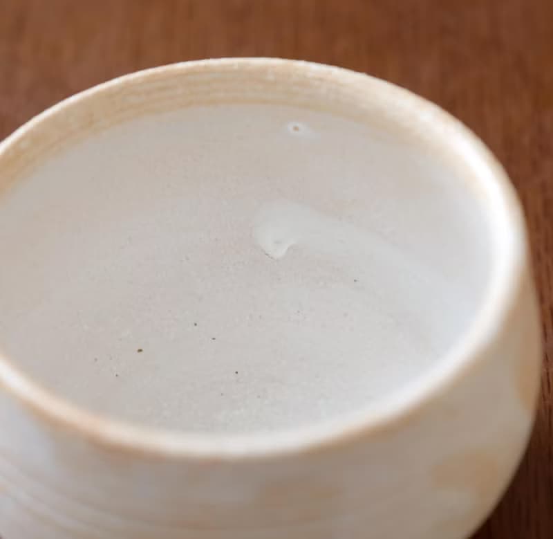白陶土とチタンマット釉のお湯のみ