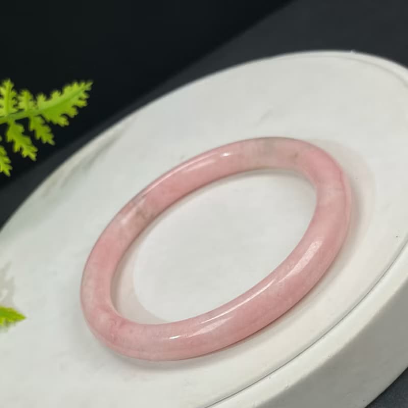 精美 玫瑰蛋白石手鐲 57MM 玉化圓條粉色歐泊手環 靈感平和心輪