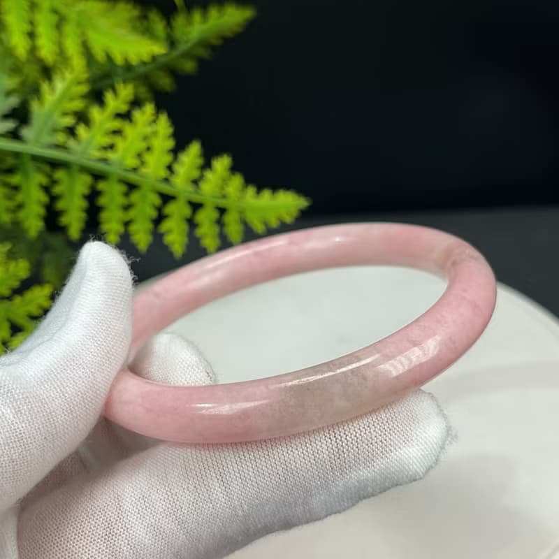 精美 玫瑰蛋白石手鐲 57MM 玉化圓條粉色歐泊手環 靈感平和心輪