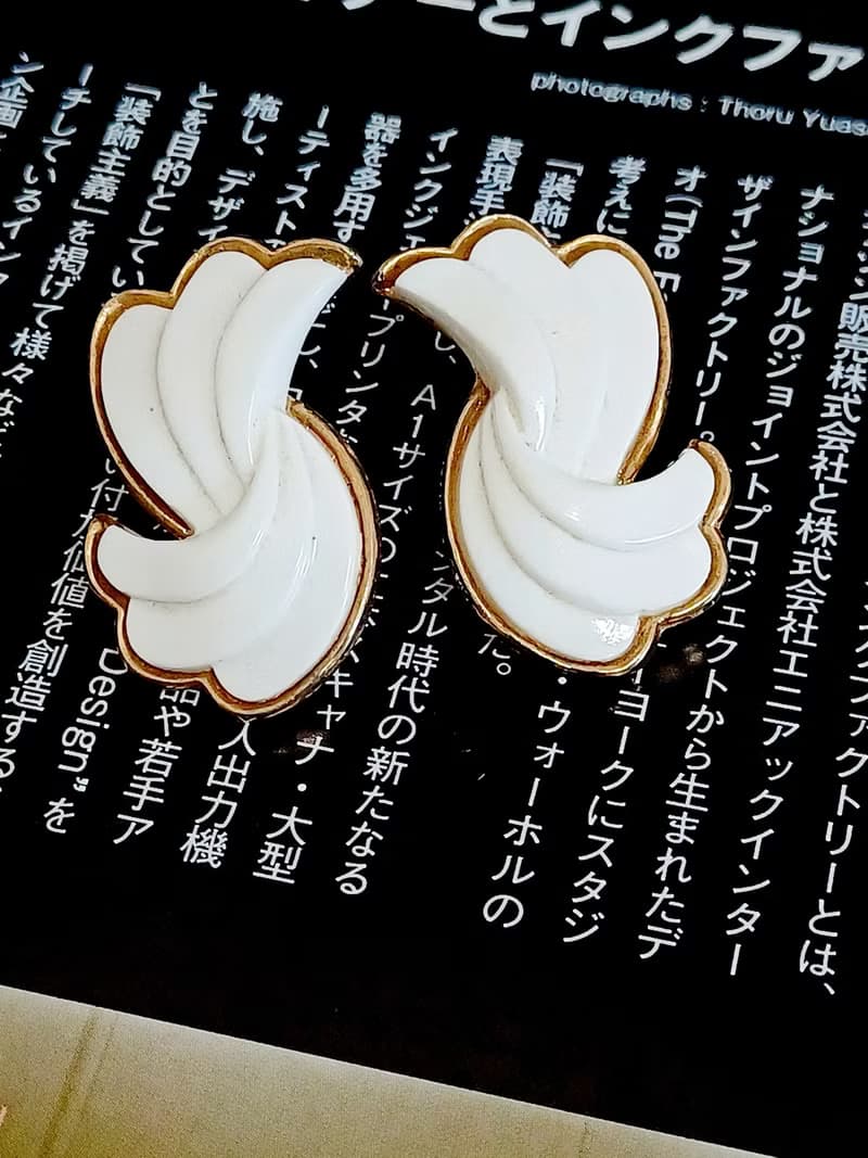 vintage jewelry  Trifari 古典白色賽珞珞 羽翼意象 夾式耳環