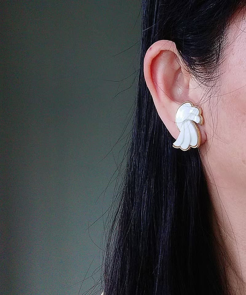 vintage jewelry  Trifari 古典白色賽珞珞 羽翼意象 夾式耳環