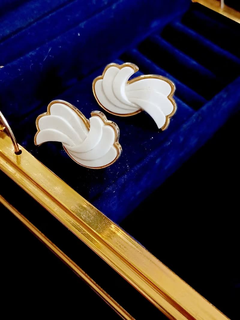 vintage jewelry  Trifari 古典白色賽珞珞 羽翼意象 夾式耳環