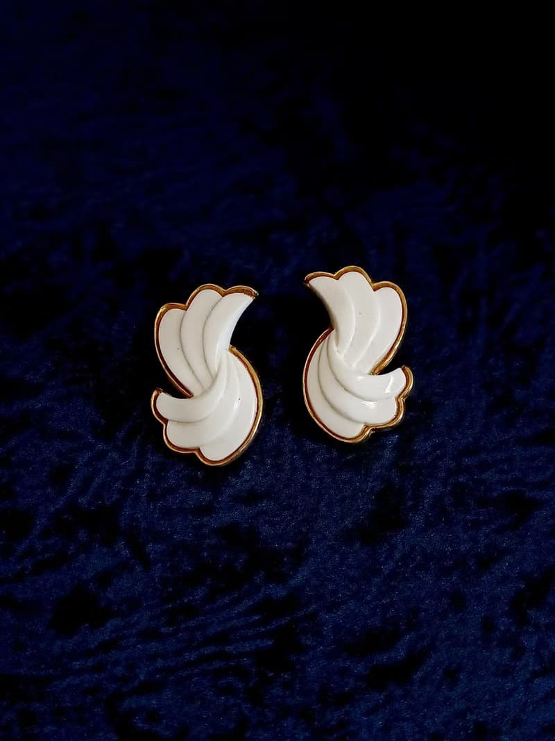 vintage jewelry  Trifari 古典白色賽珞珞 羽翼意象 夾式耳環