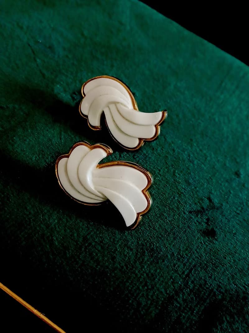 vintage jewelry  Trifari 古典白色賽珞珞 羽翼意象 夾式耳環