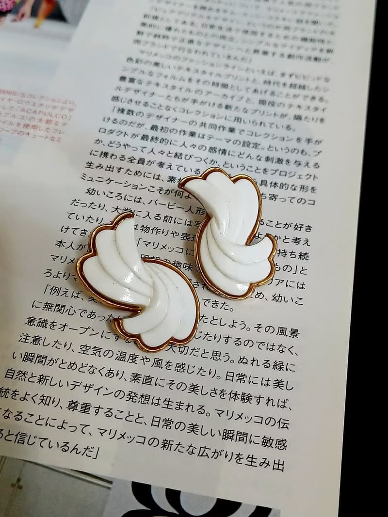vintage jewelry  Trifari 古典白色賽珞珞 羽翼意象 夾式耳環