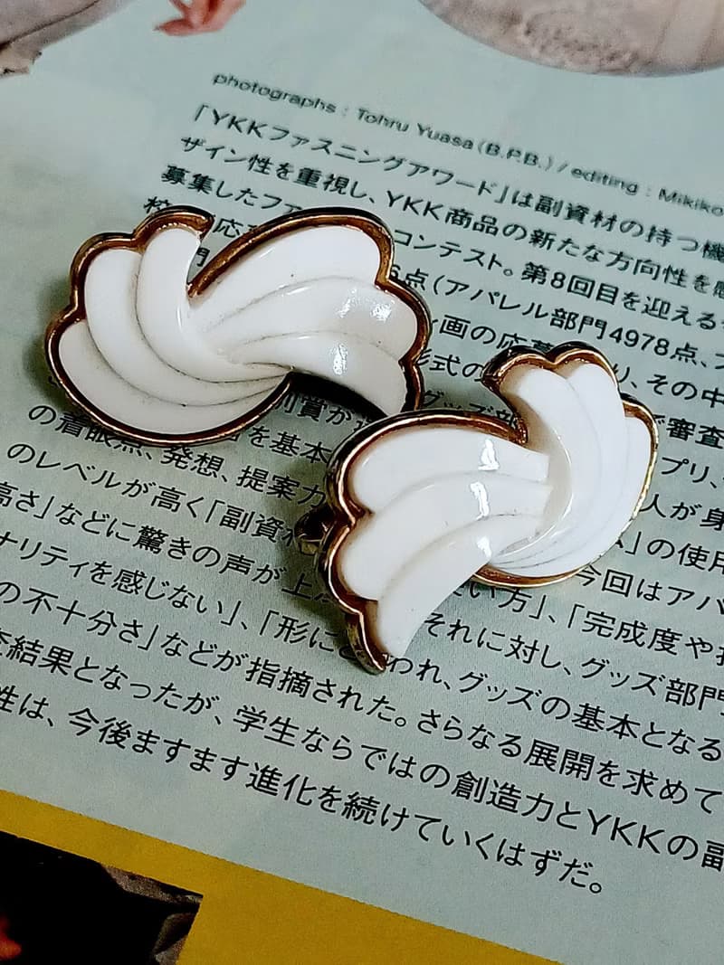 vintage jewelry  Trifari 古典白色賽珞珞 羽翼意象 夾式耳環