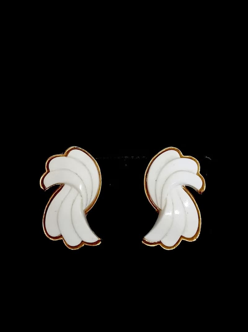 vintage jewelry  Trifari 古典白色賽珞珞 羽翼意象 夾式耳環