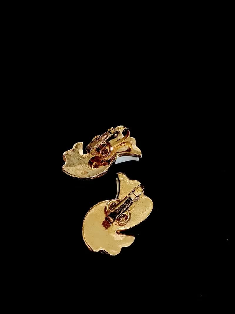 vintage jewelry  Trifari 古典白色賽珞珞 羽翼意象 夾式耳環