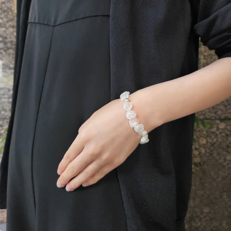 虹に煌めく　爆裂水晶のコルゲートブレスレット　銀花