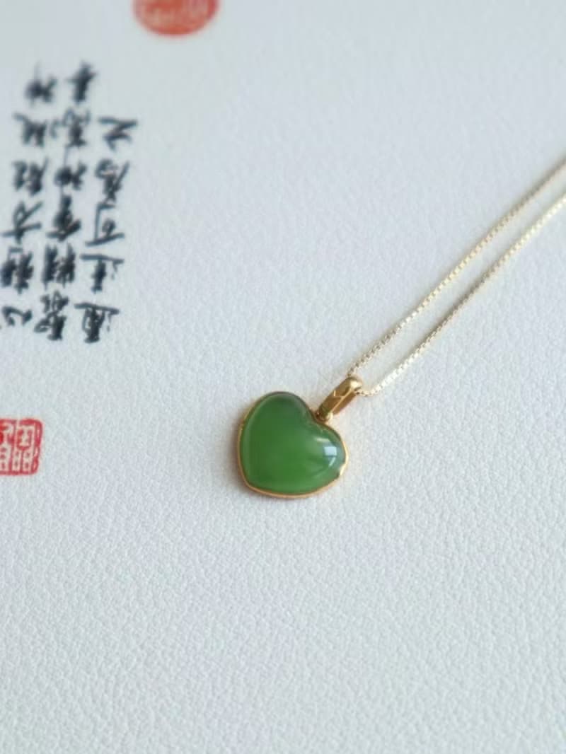 18K金鑲嵌 天然和田玉碧玉愛心吊墜 蘋果綠色 玉質細膩